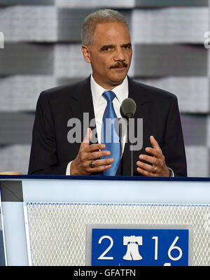 Philadelphia, uns. 26. Juli 2016. Ehemaliger Vereinigte Staaten Attorney General Eric Holder macht Bemerkungen während der zweiten Sitzung der Democratic National Convention 2016 im Wells Fargo Center in Philadelphia, Pennsylvania am Dienstag, 26. Juli 2016. Bildnachweis: Ron Sachs/CNP (Einschränkung: NO New York oder New Jersey Zeitungen oder Zeitschriften in einem Umkreis von 75 Meilen von New York City) - NO WIRE SERVICE - © Dpa/Alamy Live-Nachrichten Stockfoto