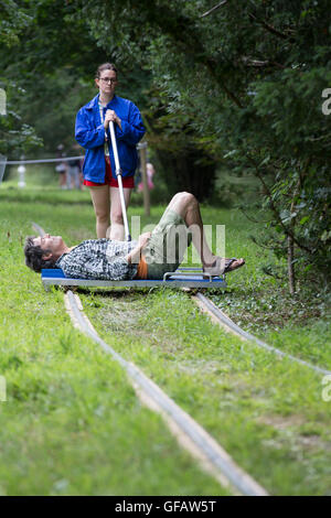 Malmesbury, Wiltshire. 30. Juli 2016.  Ein Mensch erlebt eine einzigartige Kunstinstallation, bekannt als "Track", wo der Benutzer einen einzigartigen Blick auf den Wald aus einer beweglichen Trolley erlebt. Festivalbesucher genießen Sie die Leistungen und die heißen, sonnigen Wetter auf dem WOMAD-Festival präsentiert ein langes Wochenende von alternativen Welt-Musik, Tanz und Essen auf der Charlton Park Estate in Wiltshire. WOMAD 2016 läuft vom 28. bis 31. Juli und ist als Großbritanniens größte globale Partei in Rechnung gestellt.   Wayne Farrell/Alamy Live-Nachrichten Stockfoto