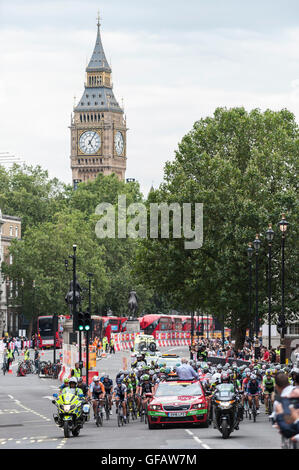 London, UK.  30. Juli 2016.  Elite Frauen nehmen an der Classique-Radrennen im Zentrum der Hauptstadt im Rahmen der aufsichtsrechtlichen Fahrt London Teil.  Des Gewinners 25.000 Euro Preisgeld ist die höchste jemals für ein Tages-Frauenlauf angeboten und entspricht das Preisgeld bei der weltweit reichsten eines Tages Männer Rennen – der aufsichtsrechtlichen RideLondon-Surrey Classic - am nächsten Tag stattfindenden angeboten.   Bildnachweis: Stephen Chung / Alamy Live News Stockfoto