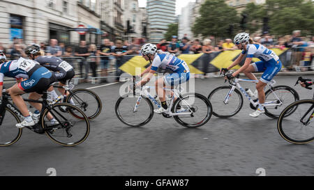 London, UK.  30. Juli 2016.  Elite Frauen nehmen an der Classique-Radrennen im Zentrum der Hauptstadt im Rahmen der aufsichtsrechtlichen Fahrt London Teil.  Des Gewinners 25.000 Euro Preisgeld ist die höchste jemals für ein Tages-Frauenlauf angeboten und entspricht das Preisgeld bei der weltweit reichsten eines Tages Männer Rennen – der aufsichtsrechtlichen RideLondon-Surrey Classic - am nächsten Tag stattfindenden angeboten.   Bildnachweis: Stephen Chung / Alamy Live News Stockfoto