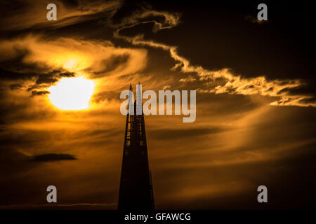 London, UK. 30. Juli 2016. Abendsonne über The Shard Gebäude im zentralen London UK Wetter. Mehr Wolken-Set für morgen. Bildnachweis: Guy Corbishley/Alamy Live-Nachrichten Stockfoto