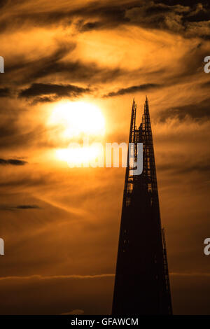 London, UK. 30. Juli 2016. Abendsonne über The Shard Gebäude im zentralen London UK Wetter. Mehr Wolken-Set für morgen. Bildnachweis: Guy Corbishley/Alamy Live-Nachrichten Stockfoto