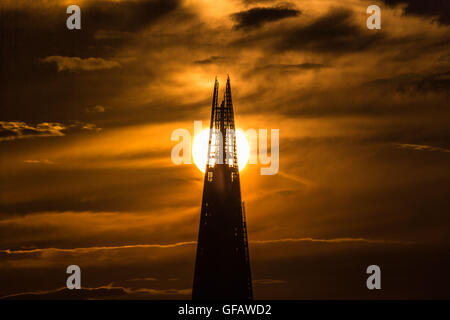 London, UK. 30. Juli 2016. Sonnenuntergang hinter The Shard Gebäude im zentralen London UK Wetter aufgeteilt. Mehr Wolken-Set für morgen. Bildnachweis: Guy Corbishley/Alamy Live-Nachrichten Stockfoto