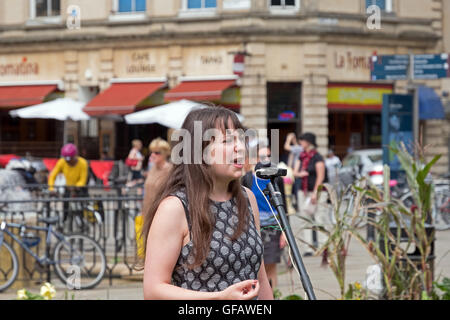 Bristol, UK. 30. Juli 2016. Amelia Womack, stellvertretender Vorsitzender der Green Party of England and Wales, befasst sich mit Demonstranten protestieren gegen Großbritanniens jüngste Entscheidung, aus der EU auszutreten. Obwohl das Referendum am 23. Juni 2016 führte zu einer knappen Mehrheit statt für die Ausreise aus der EU, bleibt der weiteren Verlauf der Ereignisse ungewiss. Stockfoto