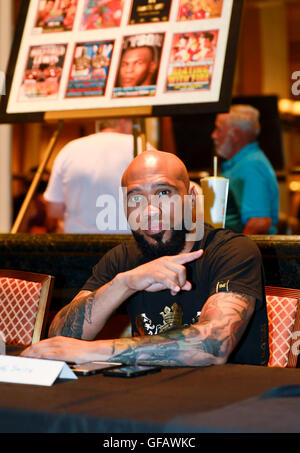 Las Vegas, Nevada, USA. 29. Juli 2016. Die NVBHOF veranstaltet eine treffen und begrüßen Sie den Tag vor der Induktion Zeremonie im Caesars Palace, wo Fans Bilder und Autogramme mit ihren Lieblings-Boxer bekommen konnte. Ische Smith ehemalige Super-Weltergewicht World Champion Credit: Ken Howard/Alamy Live-Nachrichten Stockfoto