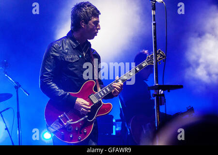 Pikehall, Derbyshire, UK. 30. Juli 2016. Noel Gallagher zusammen mit seiner band die High Flying Birds bei Y nicht Festival, Pikehall, Derbyshire, UK am Samstag, 30. Juli 2016. Bildnachweis: Alex Williams/Alamy Live-Nachrichten Stockfoto