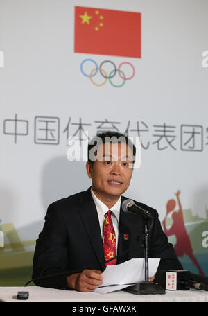 Sau Paulo, Brasilien. 30. Juli 2016. Stellvertretender Chef de Mission der Pre-Games-Trainingslager der chinesischen Delegation Sun Yuanfu spricht während einer Pressekonferenz am Esporte Clube Pinheiros in Sao Paulo, Brasilien, 30. Juli 2016. Chinesische Athleten sind in Sao Paulo Esporte Clube Pinheiros, die Pre-Games angekommen Trainingszentrum der chinesischen Olympia-Delegation für die bevorstehenden Olympischen Spiele in Rio. © Xu Zijian/Xinhua/Alamy Live-Nachrichten Stockfoto