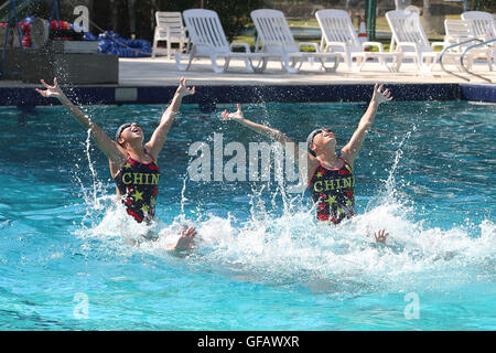 Sau Paulo, Brasilien. 30. Juli 2016. Mitglieder der chinesischen synchronisierte schwimmen team Praxis während einer Trainingseinheit im Esporte Clube Pinheiros in Sao Paulo, Brasilien, 30. Juli 2016. Chinesische Athleten sind in Sao Paulo Esporte Clube Pinheiros, die Pre-Games angekommen Trainingszentrum der chinesischen Olympia-Delegation für die bevorstehenden Olympischen Spiele in Rio. © Xu Zijian/Xinhua/Alamy Live-Nachrichten Stockfoto