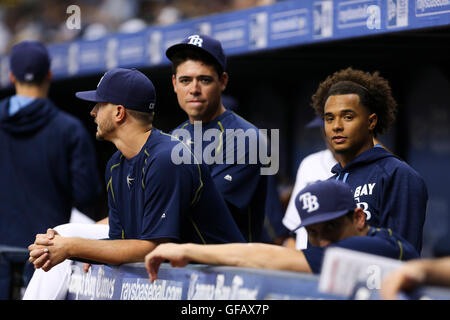 St. Petersburg, Florida, USA. 30. Juli 2016. WILL VRAGOVIC | Times.Tampa Bay Rays starten Krug Jake Odorizzi (23), beginnend Krug Matt Moore (55) und Krug Chris Archer (22) auf der Trainerbank vor dem Start des Spiels zwischen den New York Yankees und die Tampa Bay Rays im Tropicana Field in St. Petersburg, Florida am Samstag, 30. Juli 2016 beginnen. © Willen Vragovic/Tampa Bay Times / ZUMA Draht/Alamy Live News Stockfoto
