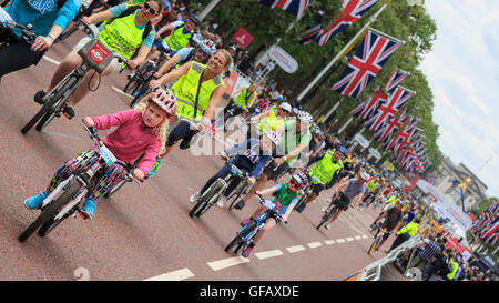 London, UK, 30. Juli 2016. Aufsichtsrechtlichen RideLondon FreeCycle. Tausende von Amateur-Radfahrer nahmen auf geschlossenen Straßen von London während der Veranstaltung FreeCycle - Bestandteil der aufsichtsrechtlichen RideLondon Festspiele. Bildnachweis: Clive Jones/Alamy Live-Nachrichten Stockfoto