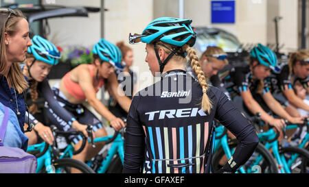 London, UK, 30. Juli 2016. Aufsichtsrechtlichen RideLondon Classique. Die Tropfen Cycling Team, einschließlich der unter 23 Landesmeister, Alice Barnes (vorne), Aufwärmen vor dem RideLondon Classique - 66 km Rennen der UCI Women World Tour gehört. Bildnachweis: Clive Jones/Alamy Live-Nachrichten Stockfoto