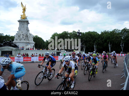 Zentral-London, UK, 30. Juli 2016. Aufsichtsrechtlichen RideLondon Classique. Riders Pass Buckingham Palace während der aufsichtsrechtlichen RideLondon Classique Pro WomenÕs Criterium, Bestandteil der aufsichtsrechtlichen RideLondon Festspiele Radfahren Wochenende. Samstag, 30. Juli 2016. @ David Partridge / Alamy Live News Stockfoto