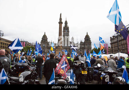 Glasgow, Schottland. 30. Juli 2016. Marsch für die schottische Unabhängigkeit von einem Regenschirm ja Bewegungen aus der Botanics Westend George Square mit rund 4.000 Menschen organisiert. Bildnachweis: Pauline Keightley/Alamy Live-Nachrichten Stockfoto