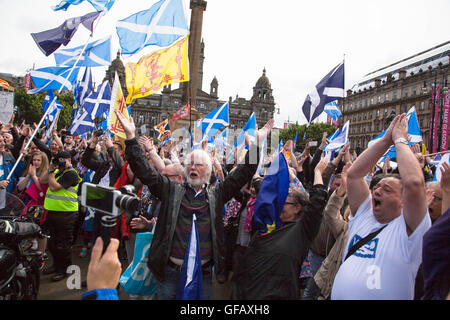 Glasgow, Schottland. 30. Juli 2016. Marsch für die schottische Unabhängigkeit von einem Regenschirm ja Bewegungen aus der Botanics Westend George Square mit rund 4.000 Menschen organisiert. Bildnachweis: Pauline Keightley/Alamy Live-Nachrichten Stockfoto