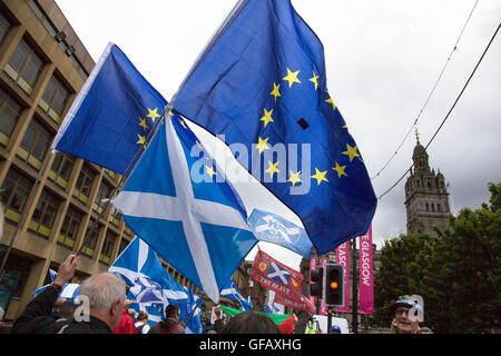 Glasgow, Schottland. 30. Juli 2016. Marsch für die schottische Unabhängigkeit von einem Regenschirm ja Bewegungen aus der Botanics Westend George Square mit rund 4.000 Menschen organisiert. Bildnachweis: Pauline Keightley/Alamy Live-Nachrichten Stockfoto