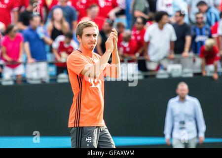 Charlotte, North Carolina, USA. 30. Juli 2016. Bayern München-Verteidiger Philipp Lahm (21) für die Fans bei Bank of America Stadium in Charlotte, North Carolina klatscht. FC Bayern München fährt fort, 4: 1 gegen Inter Mailand im Jahr 2016 International Champions Cup Match gewinnen. © Jason Walle/ZUMA Draht/Alamy Live-Nachrichten Stockfoto