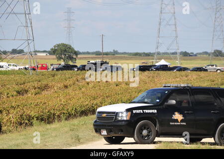 (160731)--LOCKHART, 31. Juli 2016 (Xinhua)--Polizei Siegel aus dem Ort eines Ballon-Absturz-Unfalls in der Nähe von Lockhart, eine Stadt im zentralen Teil des US-Bundesstaat Texas, 30. Juli 2016. USA Texas Department of PUBLIC Safety hat bestätigt, dass 16 Menschen ums am Samstagmorgen Leben kamen nach ein Heißluftballon auf Feuer gefangen und in der Nähe von Lockhart stürzte. Der Unfall ereignete sich kurz nach 07:40 Ortszeit am Samstag in der Nähe von Lockhart, bevor eine Weide im Heißluftballon mit mindestens 16 Menschen an Bord abstürzte, der Federal Aviation Administration (FAA) sagte in einer Erklärung am Samstag. ( Stockfoto