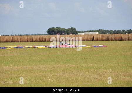 (160731)--LOCKHART, 31. Juli 2016 (Xinhua)--Trümmer des Ballons ist auf dem Gelände eines Ballon-Absturz-Unfalls in der Nähe von Lockhart, eine Stadt im zentralen Teil des US-Bundesstaat Texas, 30. Juli 2016 gesehen. USA Texas Department of PUBLIC Safety hat bestätigt, dass 16 Menschen ums am Samstagmorgen Leben kamen nach ein Heißluftballon auf Feuer gefangen und in der Nähe von Lockhart stürzte. Der Unfall ereignete sich kurz nach 07:40 Ortszeit am Samstag in der Nähe von Lockhart, bevor eine Weide im Heißluftballon mit mindestens 16 Menschen an Bord abstürzte, sagte der Federal Aviation Administration (FAA) in einer Erklärung auf Stockfoto