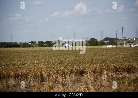 (160731)--LOCKHART, 31. Juli 2016 (Xinhua)--ist schon ein Hubschrauber auf dem Gelände eines Ballon-Absturz-Unfalls in der Nähe von Lockhart, eine Stadt im zentralen Teil des US-Bundesstaat Texas, 30. Juli 2016. USA Texas Department of PUBLIC Safety hat bestätigt, dass 16 Menschen ums am Samstagmorgen Leben kamen nach ein Heißluftballon auf Feuer gefangen und in der Nähe von Lockhart stürzte. Der Unfall ereignete sich kurz nach 07:40 Ortszeit am Samstag in der Nähe von Lockhart, bevor eine Weide im Heißluftballon mit mindestens 16 Menschen an Bord abstürzte, der Federal Aviation Administration (FAA) sagte in einer Erklärung am Samstag. Stockfoto