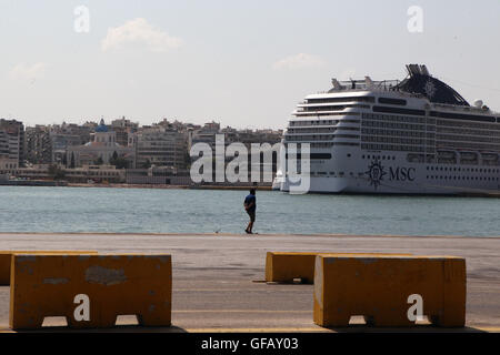 Athen. 28. Juli 2016. Foto aufgenommen am 28. Juli 2016 zeigt, dass Griechenlands größter Hafen von Piräus aus der letzten Gruppe von Flüchtlingen und Migranten, die seit Februar einen informellen Camp in einem Passagier-Terminals eingerichtet hatte gelöscht wurde. Hafen von Piräus ist die letzte Gruppe von Flüchtlingen und Migranten in dieser Woche und gedrehten Seite auf dem Höhepunkt der Sommersaison Tourismus, begrüßen die Besucher mit einer Reihe von kulturellen Veranstaltungen gelöscht worden. © Marios Lolos/Xinhua/Alamy Live-Nachrichten Stockfoto