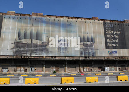 Athen. 28. Juli 2016. Foto aufgenommen am 28. Juli 2016 zeigt, dass Griechenlands größter Hafen von Piräus aus der letzten Gruppe von Flüchtlingen und Migranten, die seit Februar einen informellen Camp in einem Passagier-Terminals eingerichtet hatte gelöscht wurde. Hafen von Piräus ist die letzte Gruppe von Flüchtlingen und Migranten in dieser Woche und gedrehten Seite auf dem Höhepunkt der Sommersaison Tourismus, begrüßen die Besucher mit einer Reihe von kulturellen Veranstaltungen gelöscht worden. © Marios Lolos/Xinhua/Alamy Live-Nachrichten Stockfoto