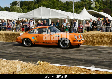 Carfest Nord, Bolesworth, Cheshire, UK. 30. Juli 2016. Eine klassische Porsche auf der Strecke. Die Veranstaltung ist die Idee von Chris Evans und Funktionen 3 Tage von Autos, Musik und Unterhaltung mit einem Gewinn an die Stiftung Kinder in Not gespendet. Andrew Paterson/Alamy Live-Nachrichten Stockfoto