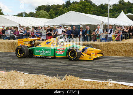 Carfest Nord, Bolesworth, Cheshire, UK. 30. Juli 2016. Ein 1993 Benetton F1-Auto auf der Strecke. Die Veranstaltung ist die Idee von Chris Evans und Funktionen 3 Tage von Autos, Musik und Unterhaltung mit einem Gewinn an die Stiftung Kinder in Not gespendet. Andrew Paterson/Alamy Live-Nachrichten Stockfoto