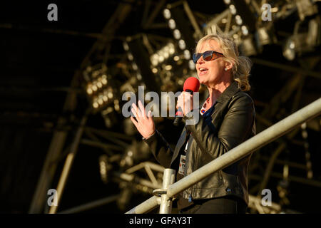 Carfest Nord, Bolesworth, Cheshire, UK. 30. Juli 2016. Die BBC-Wettermoderatorin Carol Kirkwood verleiht die Prognose für den Rest des Festivals der Masse auf der Mainstage. Die Veranstaltung ist die Idee von Chris Evans und Funktionen 3 Tage von Autos, Musik und Unterhaltung mit einem Gewinn an die Stiftung Kinder in Not gespendet. Andrew Paterson/Alamy Live-Nachrichten Stockfoto