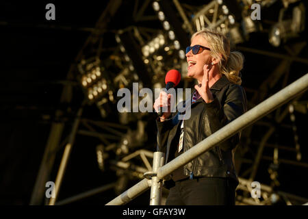 Carfest Nord, Bolesworth, Cheshire, UK. 30. Juli 2016. Die BBC-Wettermoderatorin Carol Kirkwood verleiht die Prognose für den Rest des Festivals der Masse auf der Mainstage. Die Veranstaltung ist die Idee von Chris Evans und Funktionen 3 Tage von Autos, Musik und Unterhaltung mit einem Gewinn an die Stiftung Kinder in Not gespendet. Andrew Paterson/Alamy Live-Nachrichten Stockfoto