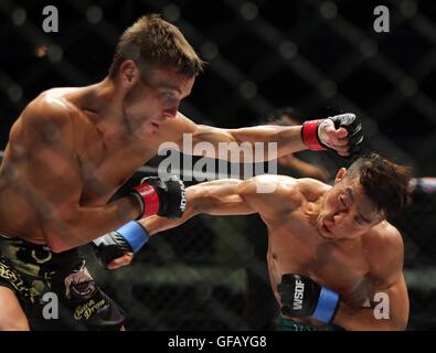 Quezon City, Philippinen. 30. Juli 2016. Yusaku Nakamura (R) Japans konkurriert gegen Tim Moore von Australien während ihres Spiels im Fliegengewicht in der World Series von Fighting Global Championship in Quezon City, Philippinen, 30. Juli 2016. © Rouelle Umali/Xinhua/Alamy Live-Nachrichten Stockfoto