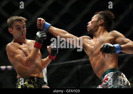 Quezon City, Philippinen. 30. Juli 2016. Yusaku Nakamura (R) Japans konkurriert gegen Tim Moore von Australien während ihres Spiels im Fliegengewicht in der World Series von Fighting Global Championship in Quezon City, Philippinen, 30. Juli 2016. © Rouelle Umali/Xinhua/Alamy Live-Nachrichten Stockfoto