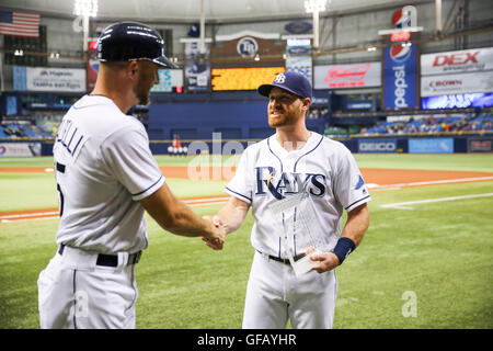 St. Petersburg, Florida, USA. 30. Juli 2016. Tampa Bay Rays erste Base Trainer Rocco Baldelli (15) Geschenke zweiter Basisspieler Logan Forsythe (11) mit dem Herzen und Hustle Award vor dem Start des Spiels zwischen den New York Yankees und die Tampa Bay Rays im Tropicana Field in St. Petersburg, Florida am Samstag, 30. Juli 2016. Bildnachweis: Willen Vragovic/Tampa Bay Times / ZUMA Draht/Alamy Live News Stockfoto