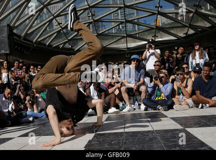 Vancouver, Kanada. 30. Juli 2016. Eine Tänzerin führt während der 5. Vancouver Straße Tanzfestival am Robson Square in Vancouver, Kanada, 30. Juli 2016. Einige 100 Tänzer nahmen an der Veranstaltung teil. © Liang Sen/Xinhua/Alamy Live-Nachrichten Stockfoto