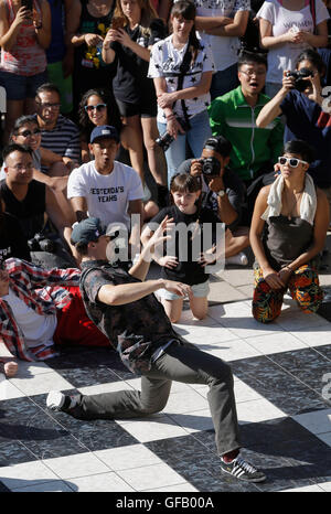 Vancouver, Kanada. 30. Juli 2016. Eine Tänzerin führt während der 5. Vancouver Straße Tanzfestival am Robson Square in Vancouver, Kanada, 30. Juli 2016. Einige 100 Tänzer nahmen an der Veranstaltung teil. © Liang Sen/Xinhua/Alamy Live-Nachrichten Stockfoto