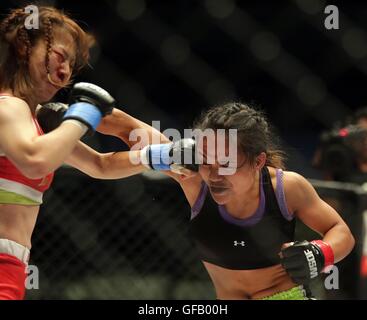 Quezon City, Philippinen. 30. Juli 2016. Jujeath Nagaowa von der Philippines (R) konkurriert gegen Yuko Kiryu Japans während ihre Frauen Atomweight Matches in der World Series von Fighting Global Championship in Quezon City, Philippinen, 30. Juli 2016. © Rouelle Umali/Xinhua/Alamy Live-Nachrichten Stockfoto