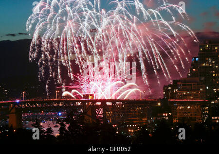 Vancouver, Kanada. 30. Juli 2016. Disney Feuerwerk Team aus den Vereinigten Staaten zeigt seine Feuerwerk am 26. Vancouver Feier des Lichts in Vancouver, Kanada, 30. Juli 2016. Das US-Feuerwerk-Team aus Florida Disneyland seine Feuerwerk als die letzte Show des 26. Vancouver Feier des Lichts angezeigt. © Liang Sen/Xinhua/Alamy Live-Nachrichten Stockfoto