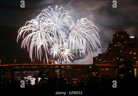 Vancouver, Kanada. 30. Juli 2016. Disney Feuerwerk Team aus den Vereinigten Staaten zeigt seine Feuerwerk am 26. Vancouver Feier des Lichts in Vancouver, Kanada, 30. Juli 2016. Das US-Feuerwerk-Team aus Florida Disneyland seine Feuerwerk als die letzte Show des 26. Vancouver Feier des Lichts angezeigt. © Liang Sen/Xinhua/Alamy Live-Nachrichten Stockfoto