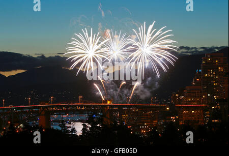 Vancouver, Kanada. 30. Juli 2016. Disney Feuerwerk Team aus den Vereinigten Staaten zeigt seine Feuerwerk am 26. Vancouver Feier des Lichts in Vancouver, Kanada, 30. Juli 2016. Das US-Feuerwerk-Team aus Florida Disneyland seine Feuerwerk als die letzte Show des 26. Vancouver Feier des Lichts angezeigt. © Liang Sen/Xinhua/Alamy Live-Nachrichten Stockfoto