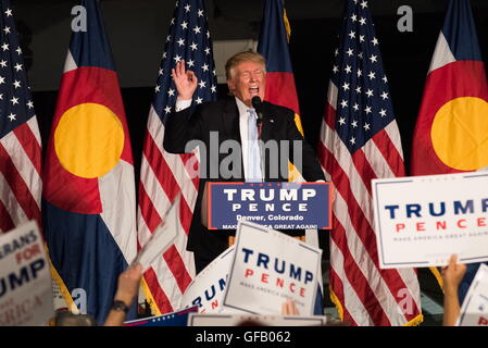 Denver, Colorado, USA. 29. Juli 2016. Presidential Candidate Donald Trump macht eine Kampagne für das Präsidentenamt an die Wings Over the Rockies Air and Space Museum in Denver zu stoppen. © Dejan Smaic/ZUMA Wire/ZUMAPRESS.com/Alamy Live-Nachrichten Stockfoto