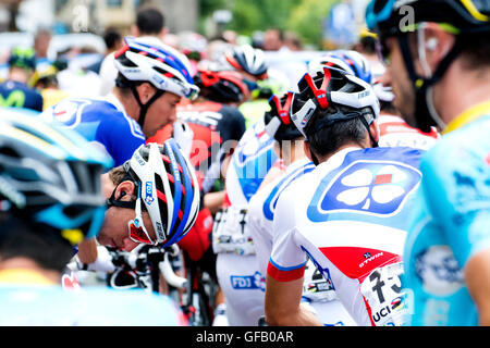 San Sebastian, Spanien. 30. Juli 2016. Radfahrer nach dem Start die 36. Auflage des San Sebastian Classic (Clasica de San Sebastian), eine Rasse von eines Tages 2016 UCI World Tour, am Platz der Bürgermeister am 30. Juli 2016 in San Sebastian, Spanien. Bildnachweis: David Gato/Alamy Live-Nachrichten Stockfoto