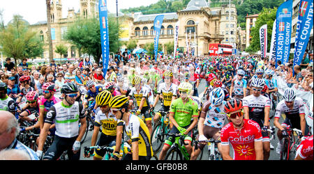 San Sebastian, Spanien. 30. Juli 2016. Radfahrer nach dem Start die 36. Auflage des San Sebastian Classic (Clasica de San Sebastian), eine Rasse von eines Tages 2016 UCI World Tour, am Platz der Bürgermeister am 30. Juli 2016 in San Sebastian, Spanien. Bildnachweis: David Gato/Alamy Live-Nachrichten Stockfoto