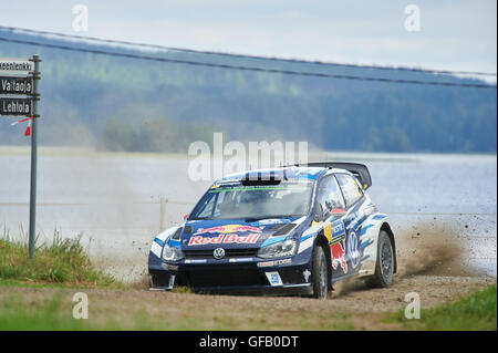 Jyväskylä, Finnland. 31. Juli 2016. Jari-Matti Latvala Finnlands und Miikka Anttila Finnlands in Aktion während der SS22 von Neste Rally Finnland 2016 in ihren Volkswagen Polo R WRC Team Volkswagen Motorsport am 31. Juli 2016 in Jyväskylä, Finnland Credit: Markku Heikkilä/Alamy Live News Stockfoto