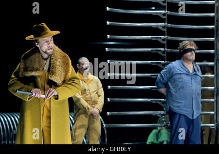 HANDOUT - "Tristan und Isolde", Foto Probe ab 2016, 2. Akt: Georg Zeppenfeld als König Marke, Stephen Gould als Tristan und Statist. Die Wagner-Oper wird am 1. August 2016 bei den Bayreuther Festspielen premiere. Foto: Bayreuther Festspiele/Enrico Nawrath/Dpa (Aufmerksamkeit Editoren: obligatorische CREDIT: "Foto: Bayreuther Festspiele/Enrico Nawrath/Dpa"-INTERNET Nutzung nur bis A maximale Größe von 800 X 800 Pixel HANDOUT redaktionelle Nutzung ONLY/NO Vertrieb) Stockfoto