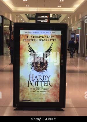 (160731)--CANBERRA, 31.Juli (Xinhua)--Foto am 31. Juli 2016 zeigt eine Anzeige von Harry Potter und das verfluchte Kind die achte Geschichte veröffentlicht wie die Harry Potter-Buch-Serie in einem Einkaufszentrum in Canberra, Australien. Harry Potter und das verfluchte Kind ist die offizielle Drehbuch für das Spiel mit dem gleichen Namen. Die englische Version des Buches wird am 31. Juli in Australien freigegeben. (Xinhua/Justin Qian) (axy) Stockfoto