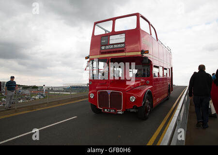 Silverstone, Towcester, UK, 30. Juli 2016, einem offenen Bus bei der Silverstone Classic 201 Credit: Keith Larby/Alamy Live News Stockfoto