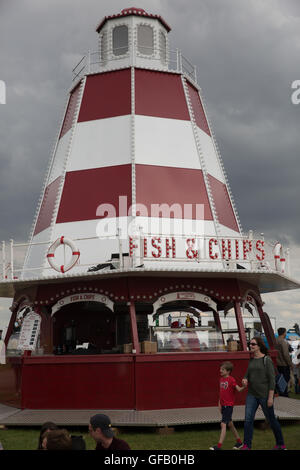 Silverstone, Towcester, UK, 30. Juli 2016, traditionellen Fish And Chips stall die aussieht wie ein Leuchtturm bei der Silverstone Classic 201 Credit: Keith Larby/Alamy Live News Stockfoto