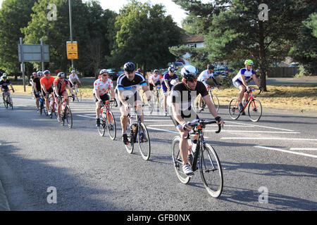 Aufsichtsrechtlichen RideLondon-Surrey 100. Sonntag, 31. Juli 2016. East Molesey, Surrey, London, England, Großbritannien, Vereinigtes Königreich, UK, Europa. Jetzt jährlich 100 Mile Amateur Radsport-Event, etwa die London 2012 Olympischen Straßenrennen Route folgt. 26.000 Fahrer nahmen Teil, viele Geld für wohltätige Zwecke. Bildnachweis: Ian Flasche/Alamy Live-Nachrichten Stockfoto