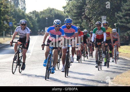 Aufsichtsrechtlichen RideLondon-Surrey 100. Sonntag, 31. Juli 2016. East Molesey, Surrey, London, England, Großbritannien, Vereinigtes Königreich, UK, Europa. Jetzt jährlich 100 Mile Amateur Radsport-Event, etwa die London 2012 Olympischen Straßenrennen Route folgt. 26.000 Fahrer nahmen Teil, viele Geld für wohltätige Zwecke. Bildnachweis: Ian Flasche/Alamy Live-Nachrichten Stockfoto