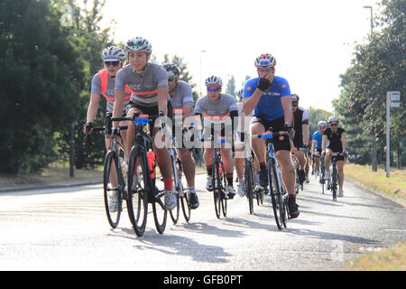 Aufsichtsrechtlichen RideLondon-Surrey 100. Sonntag, 31. Juli 2016. East Molesey, Surrey, London, England, Großbritannien, Vereinigtes Königreich, UK, Europa. Jetzt jährlich 100 Mile Amateur Radsport-Event, etwa die London 2012 Olympischen Straßenrennen Route folgt. 26.000 Fahrer nahmen Teil, viele Geld für wohltätige Zwecke. Bildnachweis: Ian Flasche/Alamy Live-Nachrichten Stockfoto