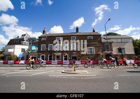 Wimbledon London, UK. 31. Juli 2016. Radfahrer fahren durch Wimbledon Village im Prudential London Surrey 100 Rennen Credit: Amer Ghazzal/Alamy Live-Nachrichten Stockfoto